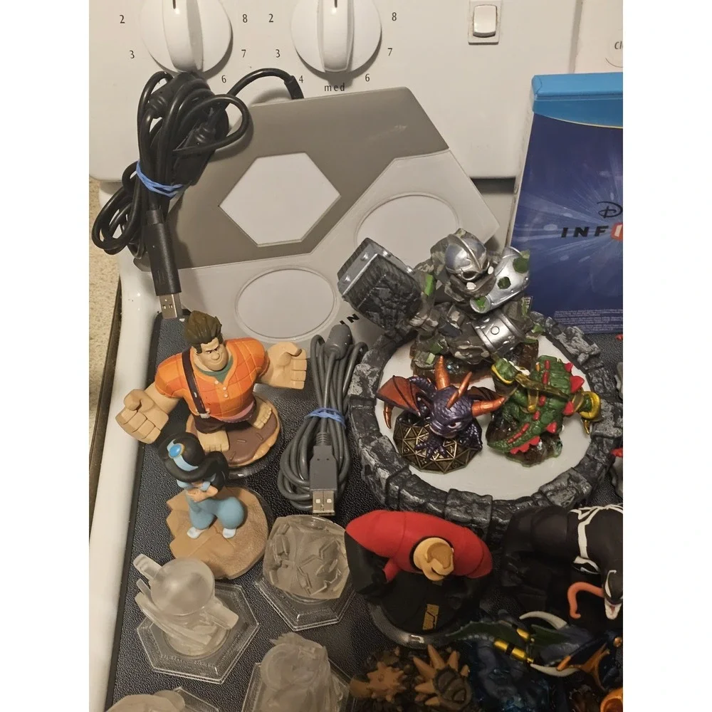 Disney Infinity Wii U Mixed Lot 4 Portal Base Game Discs 88 Figures Power Discs